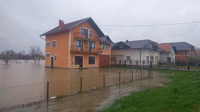 Poplave prijete Unsko-sanskom kantonu, Sana se izlila, Una na rubu kritične točke